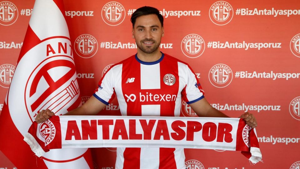 Antalyaspor Sinan Gümüş için imza töreni düzenledi